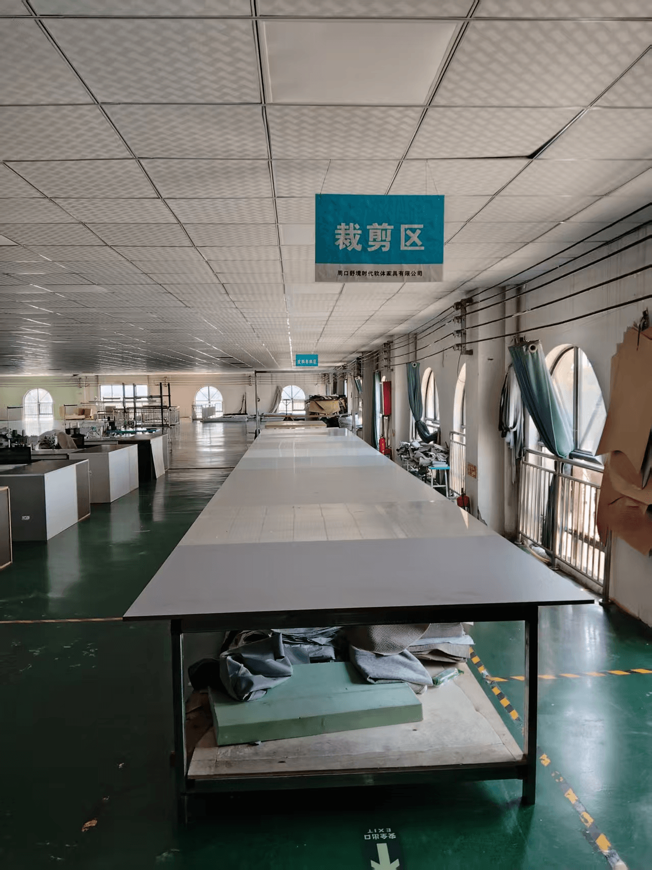 Material cutting tables in the workshop